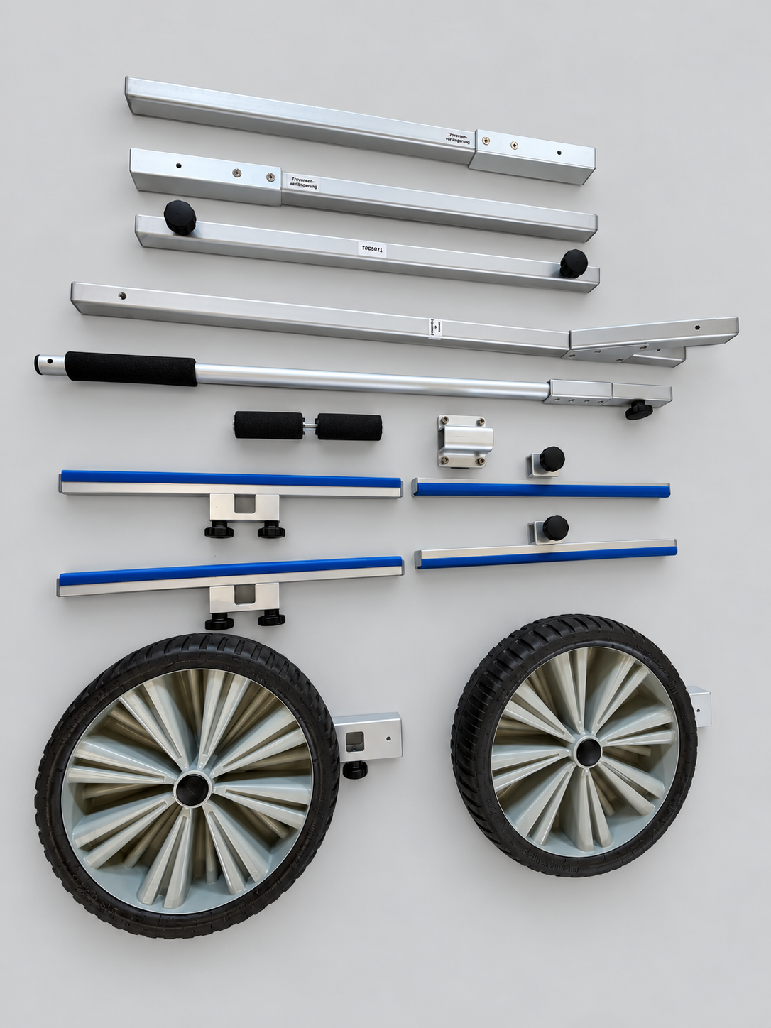 Katamaran-Slipwagen Komfort zerlegt: Querträgerteile, Zugarm mit Griffstange, T-Handgriff, Zugarmaufnahme, vier gummierte Auflageleisten und zwei Räder