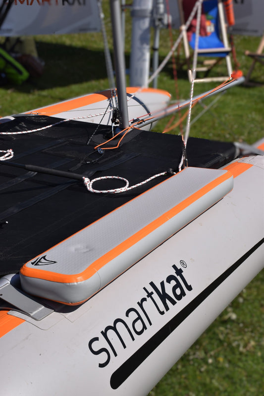 smartkat® aufblasbarer Katamaran in Grau mit orangefarbenen Akzenten, leicht und wendig für Wassersport
