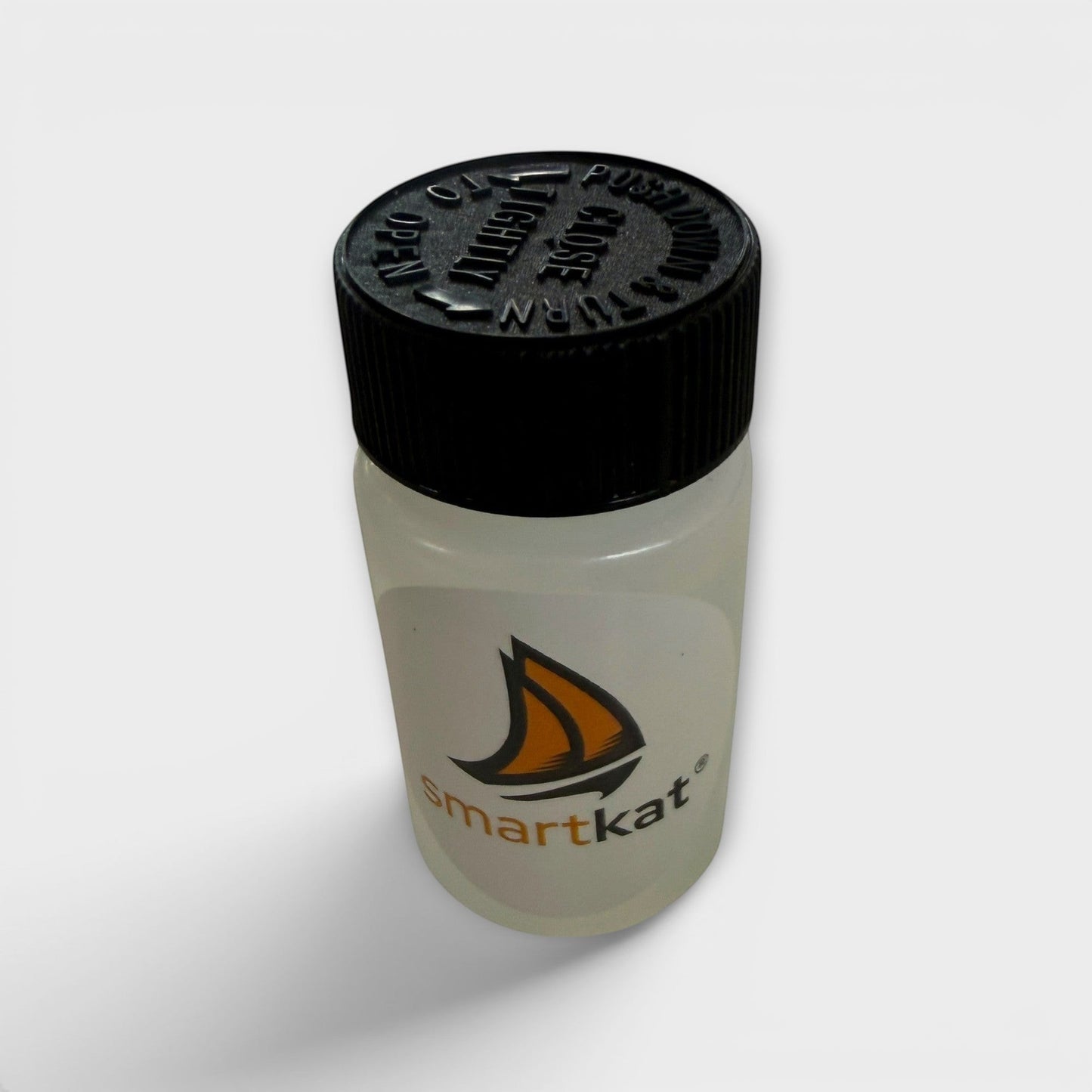 smartkat® Reparaturkleber in transparenter Flasche mit schwarzem Schraubverschluss und Logo