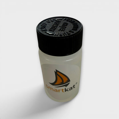 smartkat® Reparaturkleber in transparenter Flasche mit schwarzem Schraubverschluss und Logo