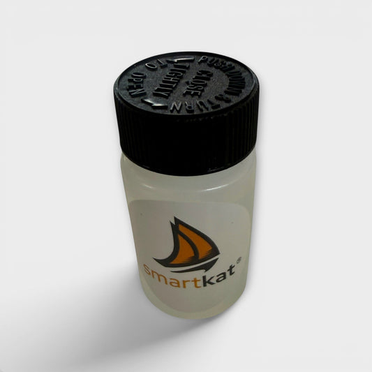 smartkat® Reparaturkleber in transparenter Flasche mit schwarzem Schraubverschluss und Logo